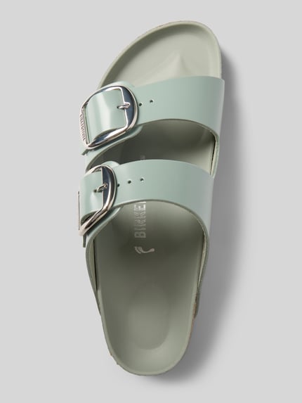 Produktfoto, Hausschuhe aus echtem Leder Modell 'Arizona' von Birkenstock in sanftem Mintgrün mit Zierschnallen, abgerundete Passform, Absatzhöhe: 3 cm, Schaftweite: 7 cm, Struktur glattes Leder