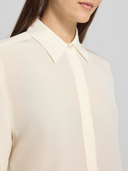 Vrouwenmodel draagt Relaxed fit zijden blouse uit zuivere zijde Model 'BINALIA' van BOSS, effen semi-transparante look, overhemdkraag, knoopsluiting, lange mouwen met manchet, afgeronde rompzoom, maat 36 borstwijdte 60 cm, ruglengte 66 cm, mouwlengte 57 cm; Nahaufnahme bovenlichaam.