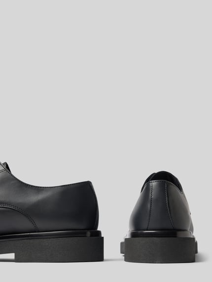 Produktfoto, buty sznurowane z naturalnej skóry Model 'Sean' od Antony Morato, czarne, zaokrąglony czubek, detal z logo, wysokość obcasa w rozmiarze 44: 4 cm, wysokość cholewki w rozmiarze 44: 7 cm, szerokość cholewki w rozmiarze 44: 11 cm