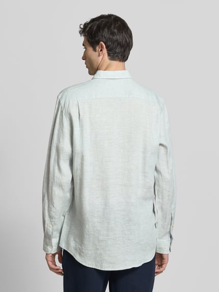 Männermodel trägt Slim Fit Leinenhemd mit Brusttasche von Christian Berg Men in hellem Leinen, Rückenlänge 79 cm, Ganzkörperansicht Rückansicht.