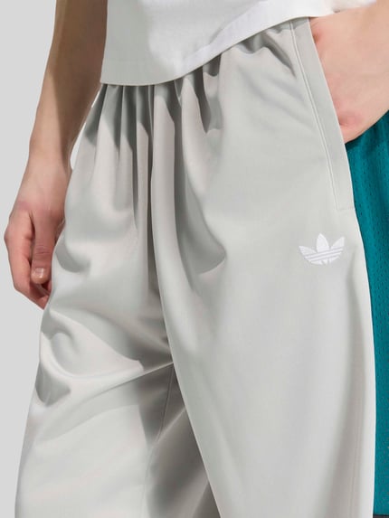 adidas Originals Loose Fit Sweatshorts mit Logo-Stitching Hellgrau 5