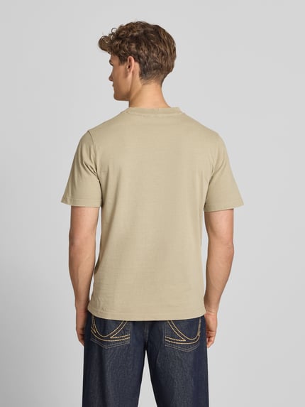 Männermodel trägt T-Shirt mit Label-Print Modell 'FELIX' van Jack & Jones Premium, katoen, regular fit, ronde hals, lengte 70 cm, Ganzkörperansicht Rückansicht