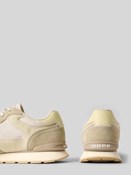 Produktfoto, Sneaker aus Leder-Mix mit Logo-Detail Modell 'City' von HOFF, beige Töne, abgerundete Form, profilierte Sohle, Seiten- und Rückansicht
