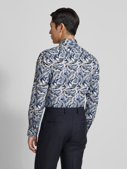 Männermodel trägt Slim Fit Businesshemd aus Baumwolle mit Kentkragen von OLYMP Level Five, gemustert, Rückenansicht Ganzkörperansicht. Rückenlänge 80 cm, Schulterbreite 44 cm, Ärmellänge 67 cm, Knopfleiste.