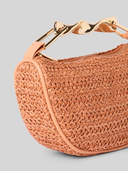 Produktfoto, Handtasche in Flecht-Optik mit kurzem Tragegriff von Jake*s Cocktail aus Papier, Hauptfach mit Reißverschluss, in Beige, Maße 23 cm Breite, 14 cm Länge, 6 cm Tiefe, 24 cm Schulterriemen, strukturierte Flecht-Optik mit glänzendem Tragegriff