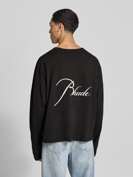 Männermodel trägt Regular Fit Longsleeve aus katoen van RHUDE met labelstitchings, ronde hals, met lange mouwen, ruglengte maat M 62 cm, Ganzkörperansicht Rückansicht