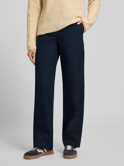 Frauenmodel trägt Wide Leg Culotte aus bawełna-mix od Marc O'Polo, efekt: jednolity kolor, krój: spodnie z szerokimi nogawkami, wysoki stan, szlufki na pasek, zapięcie na guzik i ukryty zamek błyskawiczny, wpuszczane kieszenie boczne, kieszeń z tyłu, materiał: mieszanka bawełny, ciemnogranatowy, gładka faktura, Ganzkörperansicht von vorne.