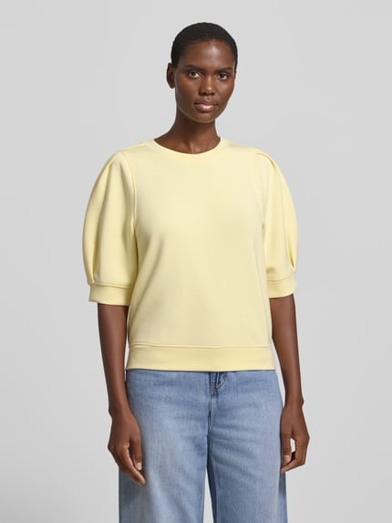 Frauenmodel trägt Regular Fit Sweatshirt aus Modal-Mix von s.Oliver RED LABEL in Optik: Unifarben, Falten-Details, Scuba-Material, Ganzkörperansicht von vorne.