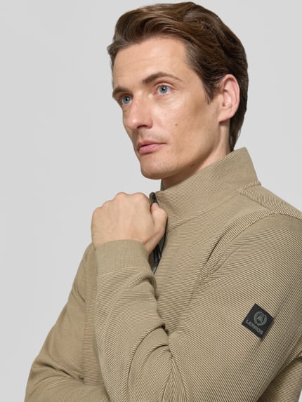 Männermodel trägt Regular Fit Jacke aus Baumwoll-Mix Modell 'SELANIK' von LERROS, beige, strukturierte Oberfläche, Nahaufnahme Oberkörper. Jacke mit Reißverschluss und Eingrifftaschen, Rückenlänge 69 cm, Ärmellänge 65 cm.