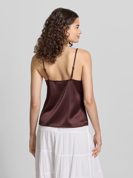 Frauenmodel trägt Regular Fit Trägertop mit Spitzenbesatz Modell 'RAYA' von Only, Optik: Unifarben, Satin, Ganzkörperansicht Rückansicht.