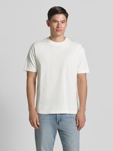 Männermodel trägt Relaxed Fit T-Shirt aus reiner Baumwolle von Marc O'Polo, Optik: Unifarben, Jersey, Label-Stitching, Rundhals, Kurzarm, Ganzkörperansicht von vorne