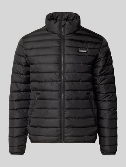 Produktfoto, schwarze Jacke mit Label-Patch Modell 'ELVIS' von JACK & JONES, Stehkragen, Reißverschluss, seitliche Taschen, glatte Oberfläche