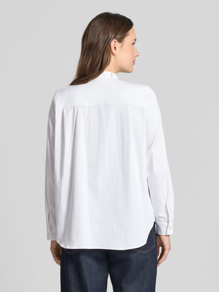 Vrouwenmodel draagt Regular Fit Hemdbluse met florale Applikation van Milano Italy, elastische katoenmix, lange mouwen, sportmanchetten, doorlopende knoopsluiting, ruglengte 67 cm, mouwlengte 60 cm, witte kleur, subtiele textuur, achteraanzicht volledige lichaamsopname.