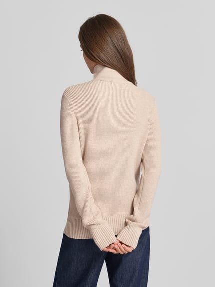 Frauenmodel trägt Regular Fit Strickpullover aus Viskose-Mix von Christian Berg Woman in Beige mit gerippten Abschlüssen, Ganzkörperansicht Rückansicht.