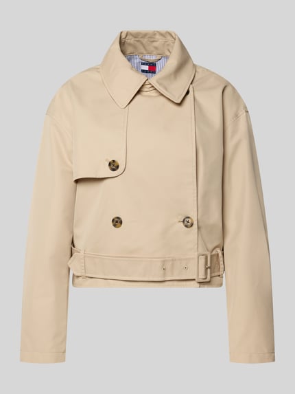 Produktfoto, Relaxed Fit Trenchcoat aus Baumwoll-Mix von Tommy Jeans in uni beige, cropped Länge, doppelreihige knoopsluiting, tailleriem met doornsluiting, lange mouwen, twillstructuur, binnenzak, label patch, katoenmix
