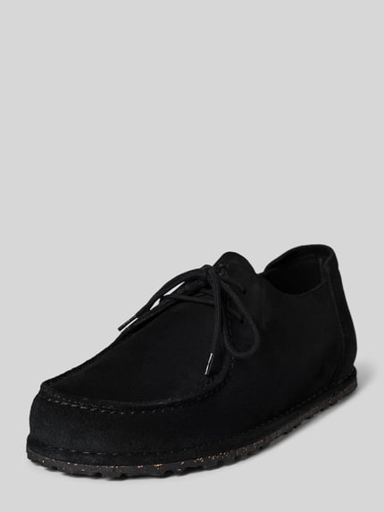 Produktfoto, schwarze Herren Schnürschuhe aus beschichtetem Leder mit abgerundeter Form, Struktursohle, Modell 'UTTI' von Birkenstock, Absatzhöhe 1 cm, Schafthöhe 10 cm, Schaftweite 11 cm.