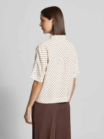 Vrouwenmodel draagt Regular fit blouse met korte mouwen van modalmix model 'Farise polkadot' van OPUS, Dames, crèmekleur met zwarte polkadots, structuur glad, Ganzkörperansicht Rückansicht.