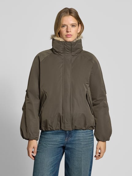 Frauenmodel trägt Bomberjacke mit Webpelzkragen Modell 'ONLAUDREY' von ONLY, unifarben, Stehkragen, Raglanärmel, elastische Abschlüsse, verdeckter Reißverschluss, seitliche Taschen, Webware, Ganzkörperansicht von vorne.