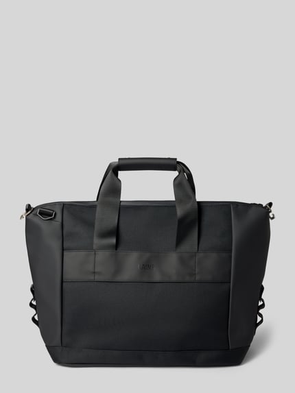 Produktfoto, zwarte weekendtas met logodetail, Hoofdvak met ritssluiting, afneembare schouderband, Model 'Otaru' van Rains, Breedte 54 cm, Lengte 38 cm, Diepte 20 cm, bandlengte 86 cm