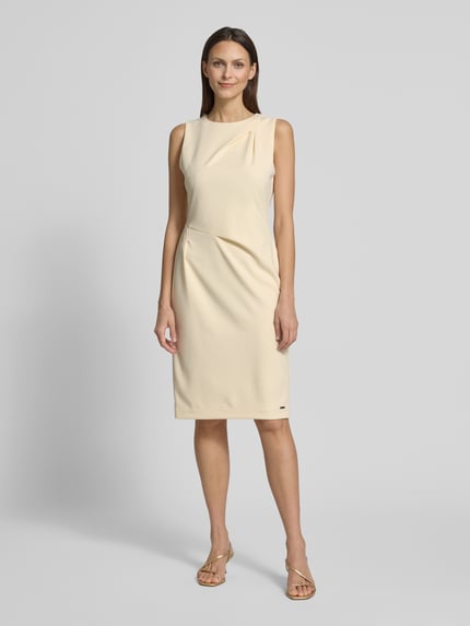 Frauenmodel trägt Knielanges Etuikleid mit Rundhalsausschnitt von Calvin Klein Womenswear, cremefarben, gerader Schnitt, Material-Mix mit Stretch, Ganzkörperansicht von vorne.