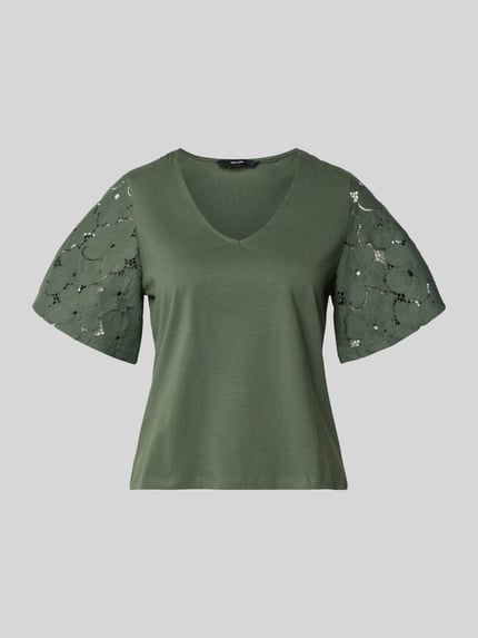 Produktfoto, Regular Fit Blusenshirt aus reiner Baumwolle Modell 'VILLA' von Vero Moda in Olivgrün, unifarben, kurze Spitzenärmel, V-Ausschnitt