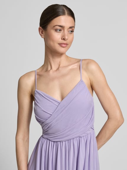 Frauenmodel trägt Abendkleid mit Raffungen Modell 'Cathleen' von GUIDO MARIA KRETSCHMER WOMAN in Flieder mit V-Ausschnitt, Nahaufnahme Oberkörper.