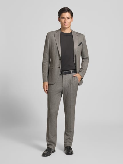 Männermodel trägt Slim Fit Sakko mit Baumwoll-Anteil Modell 'Nick' von Zuitable in Grau mit Reverskragen, Ganzkörperansicht von vorne.