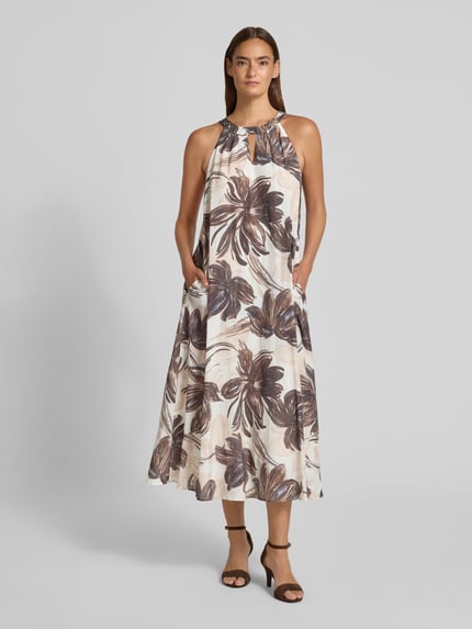 Frauenmodel trägt Midikleid mit Schlüsselloch-Ausschnitt von More & More im Allover-Look, Viskose-Baumwoll-Mix, A-Linie, Ganzkörperansicht von vorne.