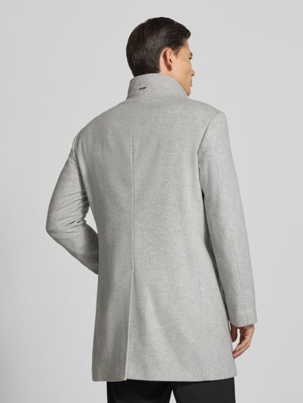 Männermodel trägt Mantel mit hohem Stehkragen Modell 'MARAN' von JOOP!, hellgrau, Longline, einreihig, Logo, Regular Fit, Ganzkörperansicht Rückansicht