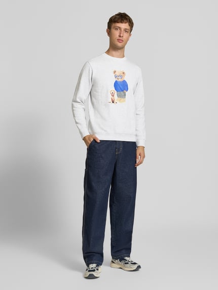 Männermodel trägt Sweatshirt mit Motiv-Print von CHILL PILL, Mieszanka bawełny z dodatkiem wiskozy, krój regular fit, okrągły dekolt, Długość tyłu 67 cm, Długość rękawów 75 cm, jasnoszary i niebieski, gładka tekstura, Ganzkörperansicht von vorne.
