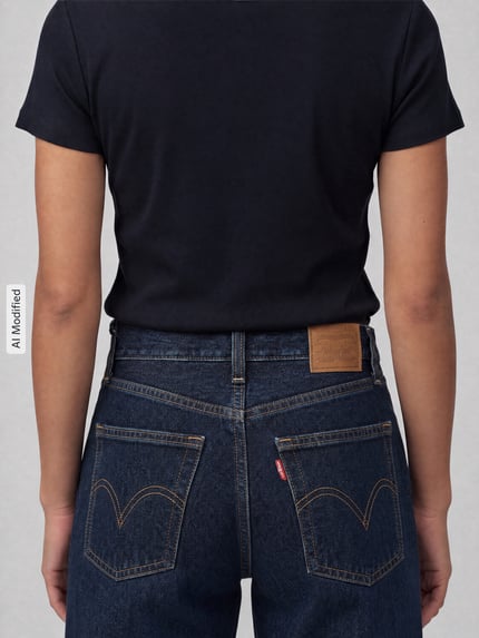 Frauenmodel trägt Wide & Loose Fit Jeans aus reiner Baumwolle Modell 'RIBCAGE WIDE LEG' von Levi's® 300, dunkles Blau, Ganzkörperansicht Rückansicht.
