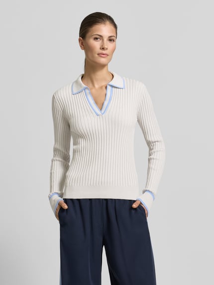 Vrouwenmodel draagt geripptes Longsleeve mit V-Ausschnitt - curated by Tinvcb van SIC, crèmekleurig met blauwe accenten, slim fit van zuiver katoen, resortkraag, geribde boorden, damestrui, vooraanzicht buste-close-up.