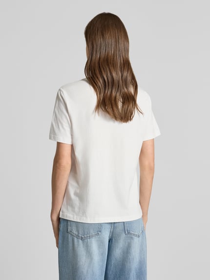 Vrouwenmodel draagt wit T-shirt met ronde hals, puur katoen, regular fit, model 'SYBILLA' van Vila, ruglengte maat S: 60 cm, geheel achteraanzicht