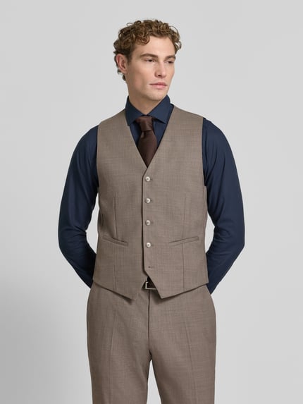 Männermodel trägt Regular Fit Anzugweste aus Wolle mit Paspeltaschen von HECHTER PARIS in Beige, feines Webstruktur, Ganzkörperansicht von vorne.