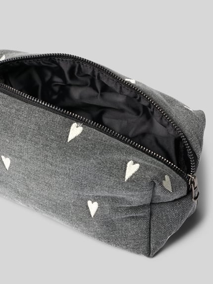 Produktfoto, Fanny Pack aus reiner Baumwolle mit Logo-Patch von Studio Noos, Główna przegroda z zamkiem błyskawicznym, wyhaftowany motywem na całej powierzchni, szerokość w rozmiarze 1: 24 cm, długość w rozmiarze 1: 11 cm, głębokość w rozmiarze 1: 9 cm, kolor szary z białymi akcentami, faktura tkaniny widoczna