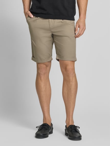 Mannenmodel draagt Chino Shorts mit Gesäßleistentaschen van Lerros in beige, straight fit, franse steekzakken, elastische tailleband, detailopname benen, katoenmix met stretch, binnenbeenlengte 24 cm, taillewijdte 42 cm, productfoto van voren.