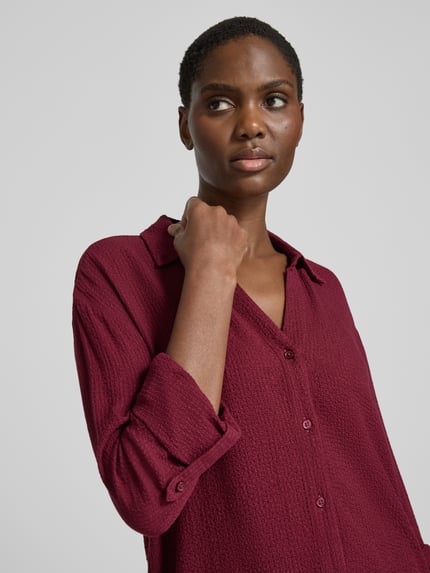 Frauenmodel trägt Hemdbluse mit strukturierter Crinkle-Optik aus Viskosemix von Tom Tailor, unifarben, langarm, Nahaufnahme Oberkörper.