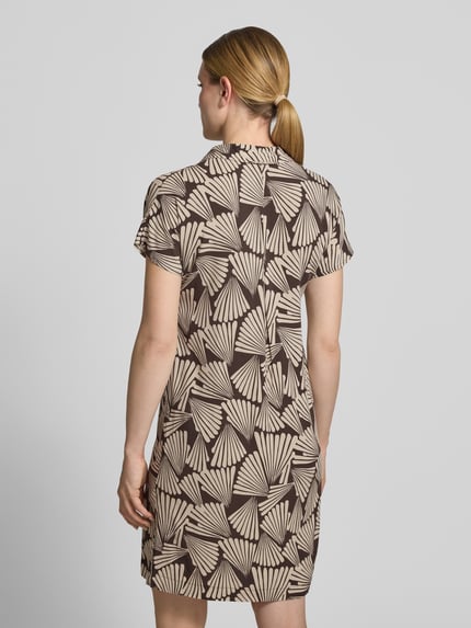 Frauenmodel trägt Knielanges Kleid aus Viskose mit Umlegekragen von Betty Barclay, Straight Fit, grafisches Muster, Rückenlänge 77 cm, Ganzkörperansicht Rückansicht.