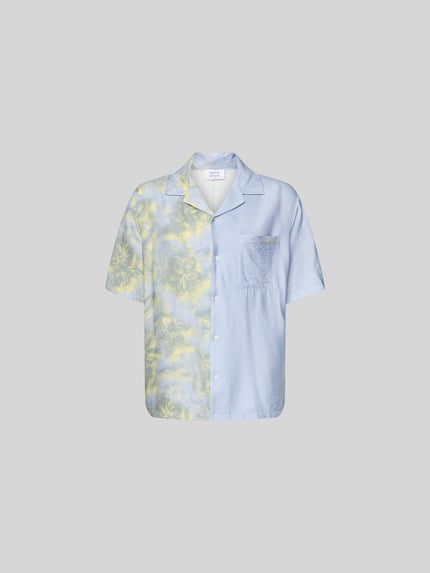 Produktfoto, Relaxed Fit Freizeithemd aus Viskose-Mix von MAISON KITSUNÉ, halb gelb gemustert, halb hellblau, durchgehende Knopfleiste, Brusttasche, kurzärmelig