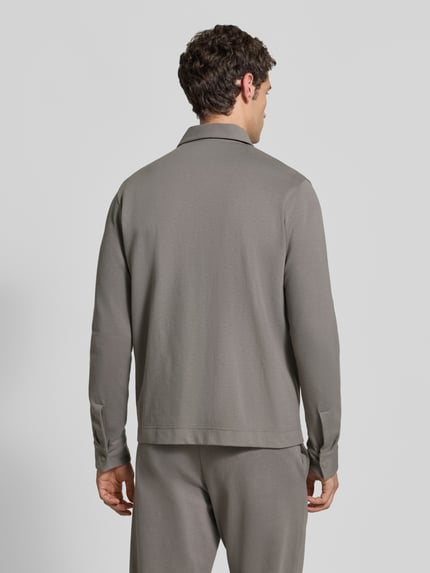 Männermodel trägt Regular Fit Hemdjacke aus Baumwoll-Mix von Marc O'Polo in Grau, glatte Struktur, Ganzkörperansicht Rückansicht, Herren Sweatjacke von Marc O'Polo.