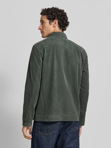Männermodel trägt Regular Fit Hemdjacke aus reiner Baumwolle von Marc O'Polo in Olivgrün, markante Cordstruktur, Ganzkörperansicht Rückansicht, Herren Freizeithemd von Marc O'Polo