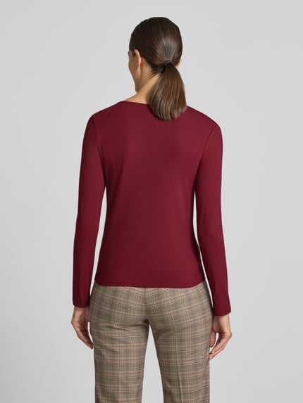 Frauenmodel trägt Longsleeve mit Rundhalsausschnitt Modell 'Mi44laa' von ZABAIONE in Dunkelrot, Baumwoll-Mix, Ganzkörperansicht Rückansicht.