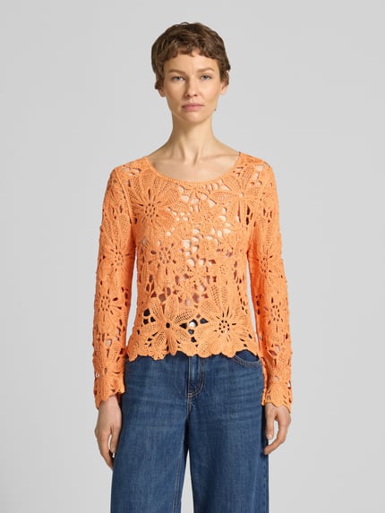 Frauenmodel trägt Strickshirt mit Häkelspitze Modell 'Cornelly' von monari, orange, Rundhalsausschnitt, Baumwoll-Mix, Ganzkörperansicht von vorne.