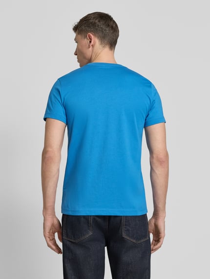 Männermodel trägt Slim Fit T-Shirt mit Rundhalsausschnitt von PAUL SMITH in Blau, Reine Baumwolle, Stitching, Rückenlänge 69 cm, Ganzkörperansicht Rückansicht.