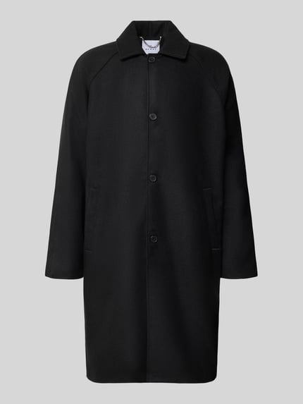 Produktfoto, schwarzer Mantel aus Lanawoll-Mix Modell 'MAC' von Edwin, Regular Fit, Umlegekragen, Knopfleiste, glatte Textur.