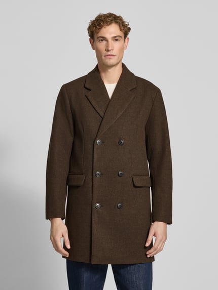 Mężczyznamodel nosi Regular Fit Mantel mit Reverskragen od Lindbergh, brązowy, Kieszenie z patką, listwa guzikowa 2-rzędowa, Ganzkörperansicht von vorne. Długość tyłu w rozmiarze M: 94 cm, szerokość ramion w rozmiarze M: 45 cm, szerokość w rozmiarze M: 52 cm, długość rękawów: 66 cm.