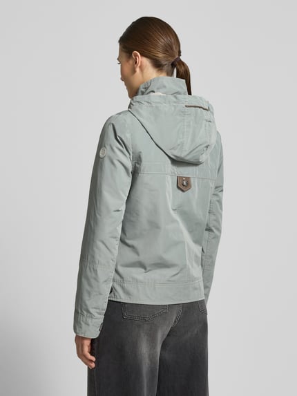 Männermodel trägt Jacke mit Kapuze und Reißverschlusstaschen von Gil Bret, szary kolor, krój regular fit, tunel, stójka, zamek błyskawiczny, kieszenie zapinane na zamek błyskawiczny, długość tyłu w rozmiarze 36: 59 cm, szerokość ramion w rozmiarze 36: 40 cm, szerokość klatki piersiowej w rozmiarze 36: 51 cm, długość rękawów w rozmiarze 36: 63 cm, całkowity widok z tyłu