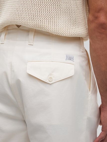 Männermodel trägt Loose Fit Hose mit Bundfalten van Tommy Hilfiger in effen kleuren, puur katoen, klepzak achter, detailaufnahme rechterheup.