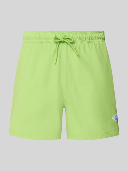 Produktfoto, leuchtend grüne Straight Fit Badeshorts mit Logo-Detail Modell 'Maui' von Jack & Jones, elastischer Bund mit Tunnelzug, glatte Textur