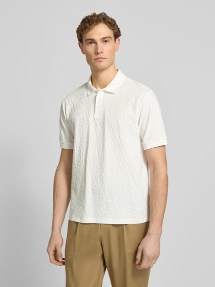 Männermodel trägt Regular Fit poloshirt met structuurpatroon van ARMANI EXCHANGE, puur katoen, knoopsluiting, ruglengte maat M 68 cm, Ganzkörperansicht von vorne.